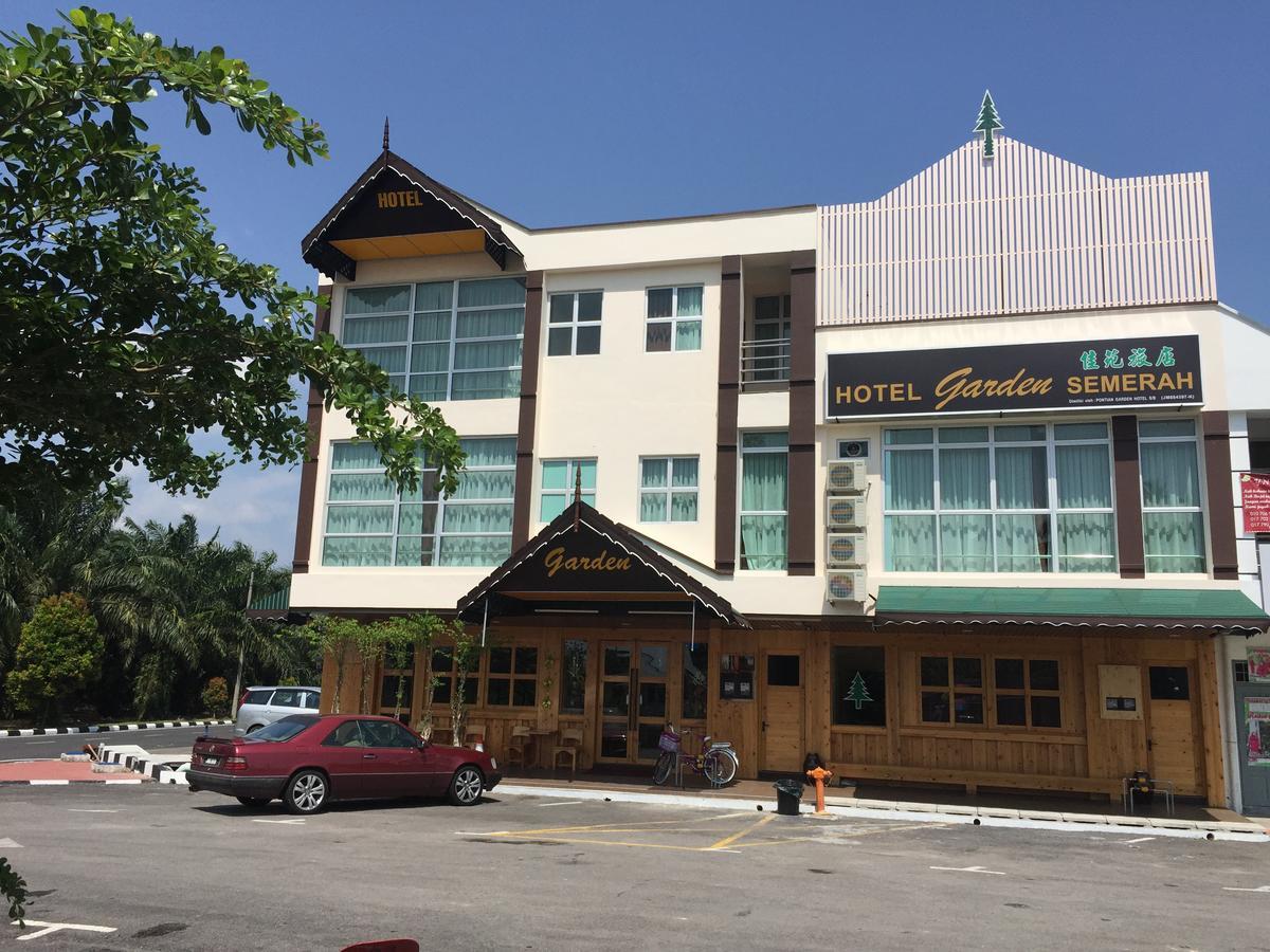 Semerah Garden Hotel Pontian Kecil Esterno foto